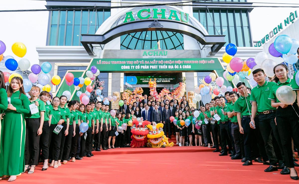 Ban lãnh đạo và nhân viên Địa ốc Á Châu tại lễ khai trương trụ sở mới tại thành phố Thủ Dầu Một. 