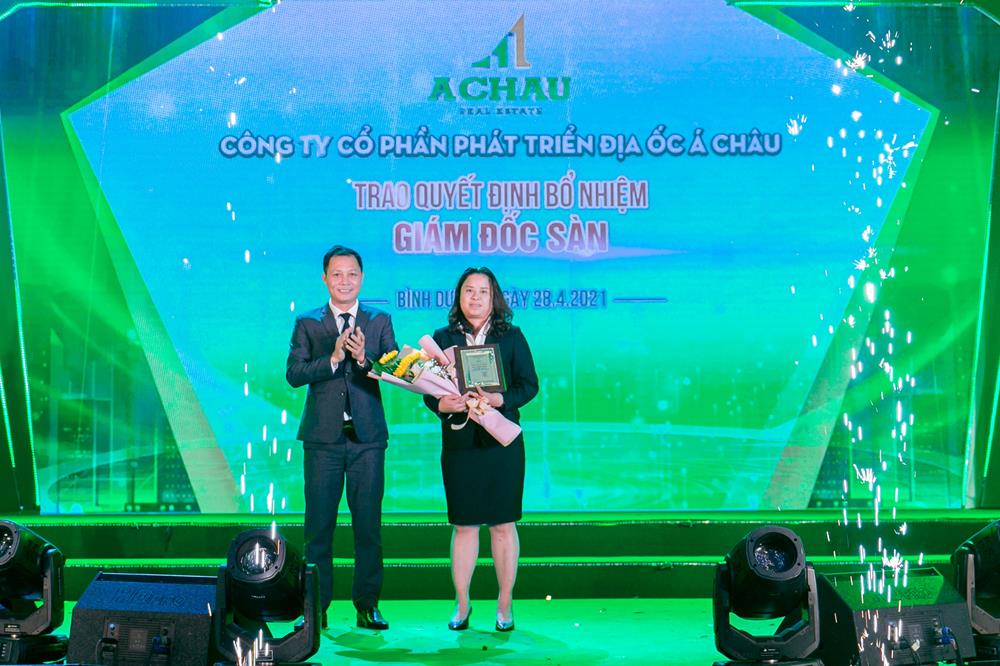 Ông Nguyễn Hữu Tạo trao quyết định bổ nhiệm giám đốc sàn tại lễ ra mắt hệ thống nhận diện thương hiệu mới của Địa ốc Á Châu.