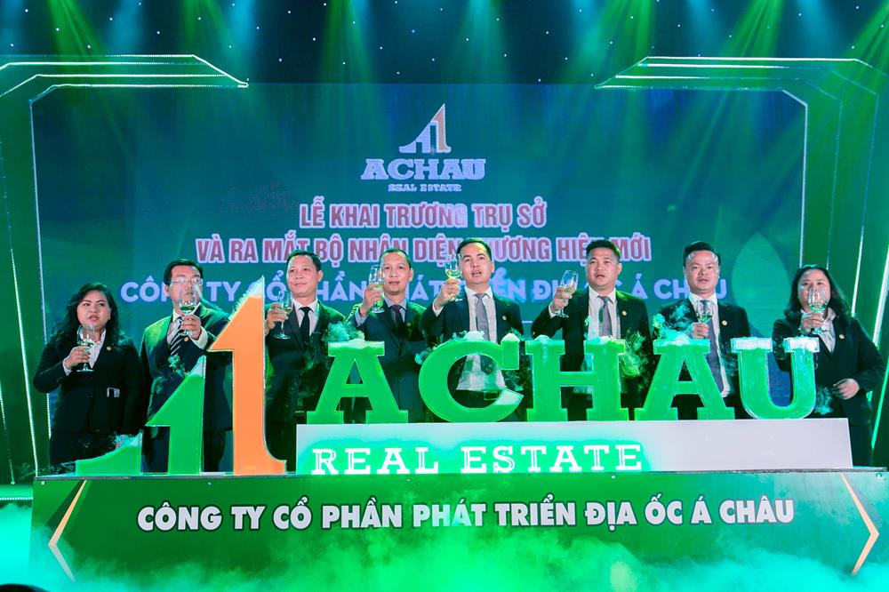 Ông Nguyễn Hữu Tạo (thứ 3 từ trái sang), Tổng giám đốc Địa ốc Á Châu, và ban lãnh đạo công ty thực hiện nghi thức ra mắt hệ thống nhận diện thương hiệu mới