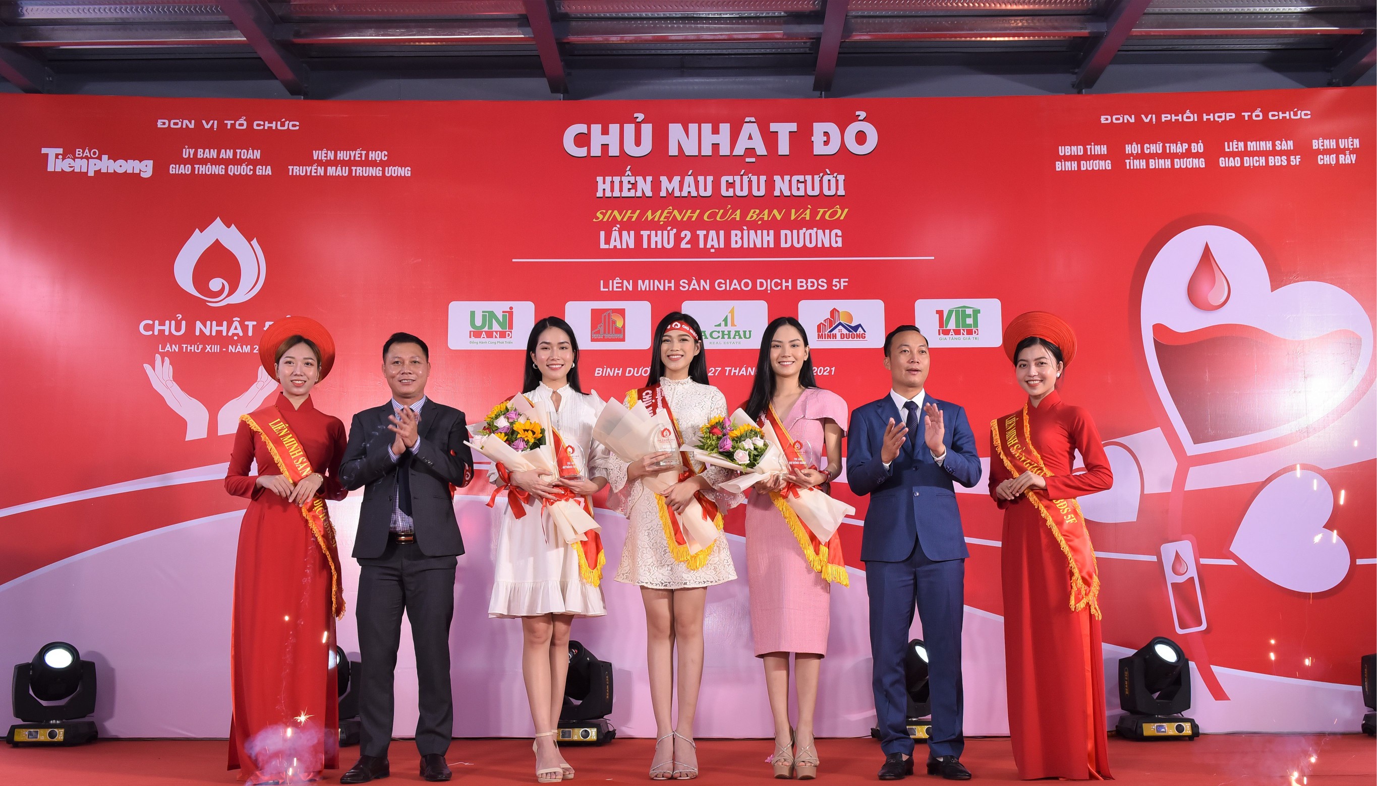 Ông Nguyễn Hữu Tạo (thứ 2 từ trái sang), Tổng giám đốc Địa ốc Á Châu, chụp hình lưu niệm với đại diện Liên minh 5F và các khách mời trng chương trình Chủ nhật đỏ lần thứ 13.